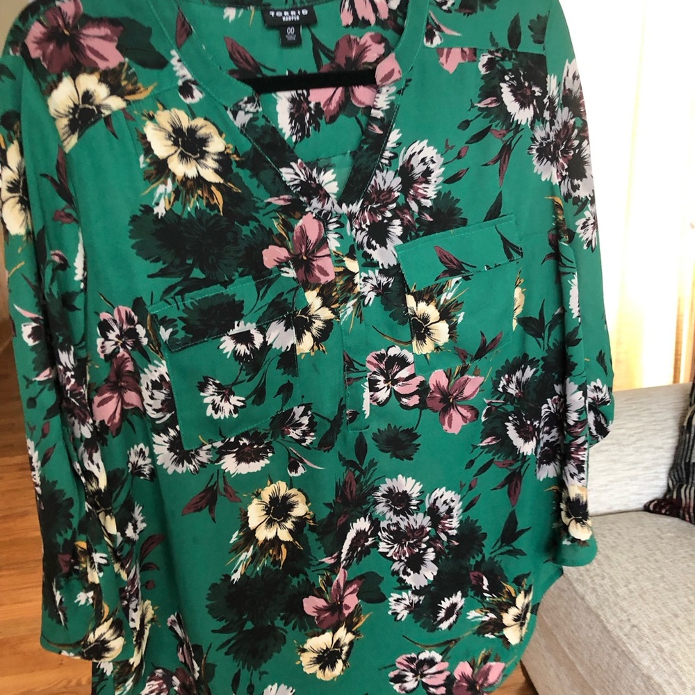 It looks like new not used but no tags. Beautiful peacock mixed colors